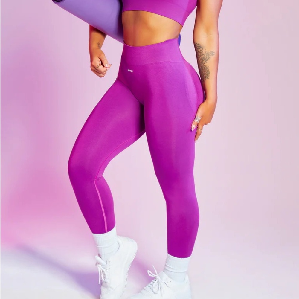 Bo+Tee Meggan Grubb scrunch purple leggings